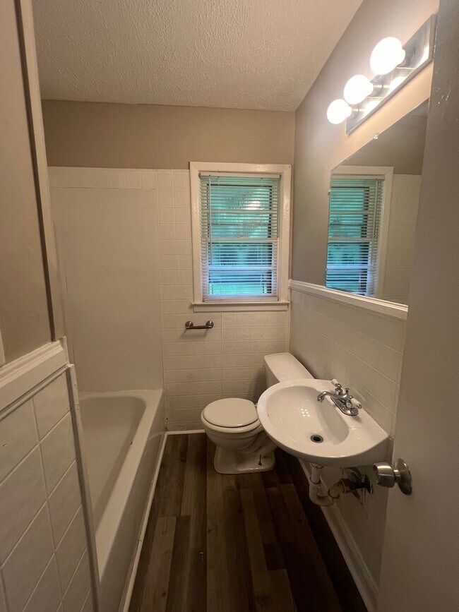 Building Photo - Two bedroom, 1 bath house in Burlington