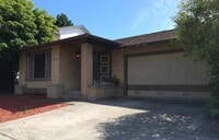 Building Photo - 1215 Club Dr