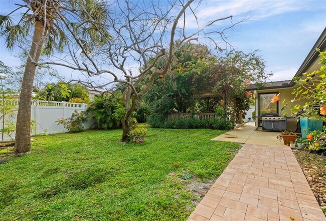 Building Photo - 7215 Westmoreland Dr