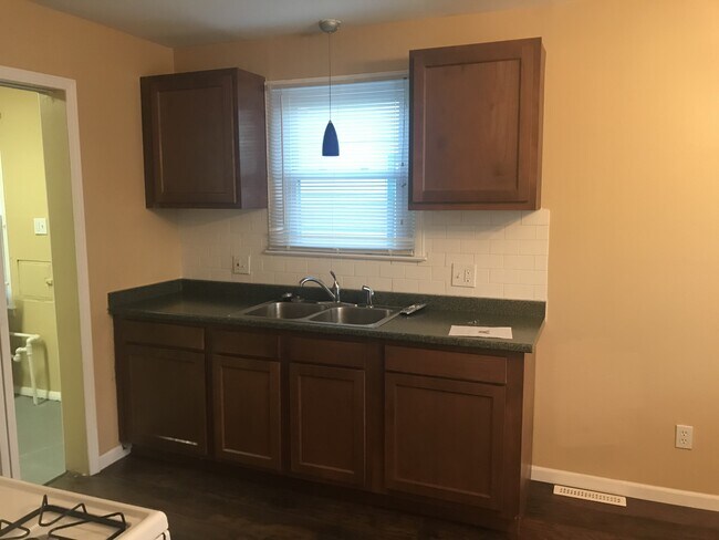 Building Photo - Beautiful Move in Ready 2Bed/1Bath