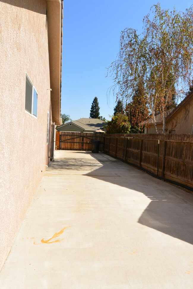 Building Photo - Spacious 3 Bedroom 2 Bathroom home with a ...