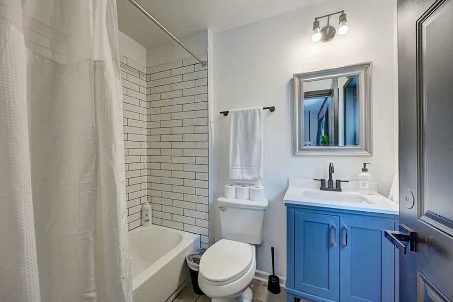 Building Photo - 1930 N Prospect Ave