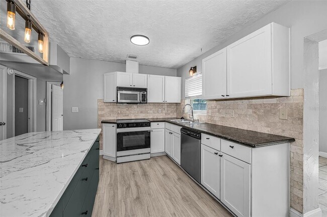 Building Photo - 839 13th Ave SW