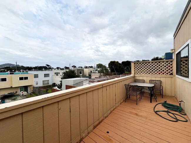 Building Photo - Charming Upstairs Unit in Desirable Parksi...