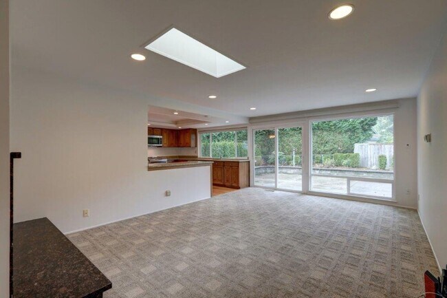 Building Photo - Spacious 4 Bedroom/3ba Bath Bellevue Home Available Now!