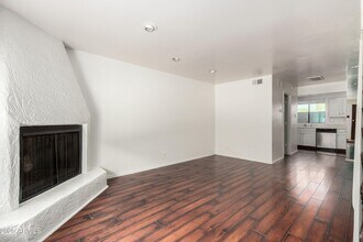 Building Photo - Old Town Scottsdale townhome- 2 bd 2 bath- W/D- Yard