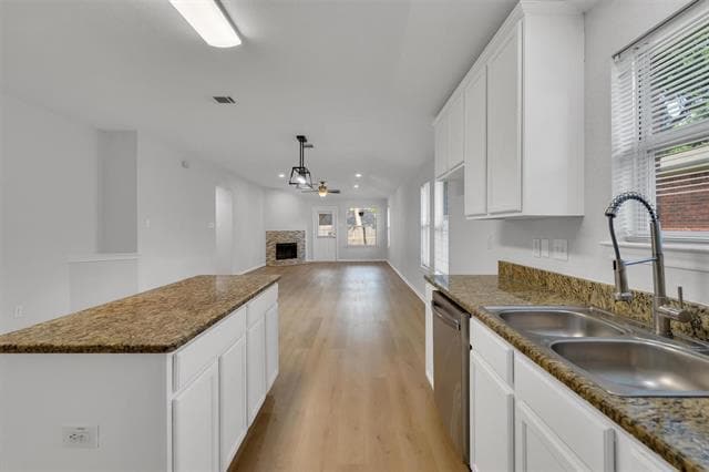 Building Photo - 712 Riverhead Dr