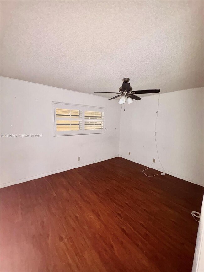 Building Photo - 5140 SW 40th Ave