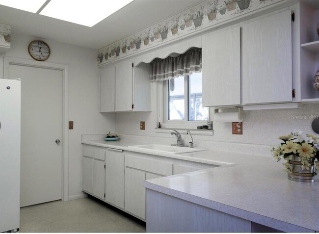 Building Photo - 1411 N Pebble Beach Blvd
