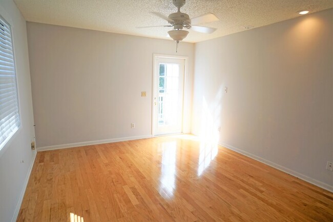 Building Photo - 2-Bed, 1.5-Bath, South Tampa Condo