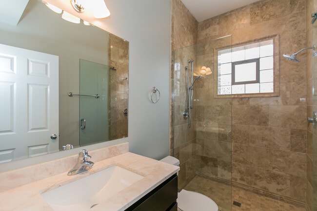 Building Photo - 2005 N Hoyne Ave