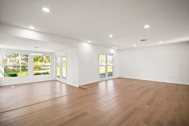 Building Photo - Fully Renovated 3 Beds 2 baths condo off M...
