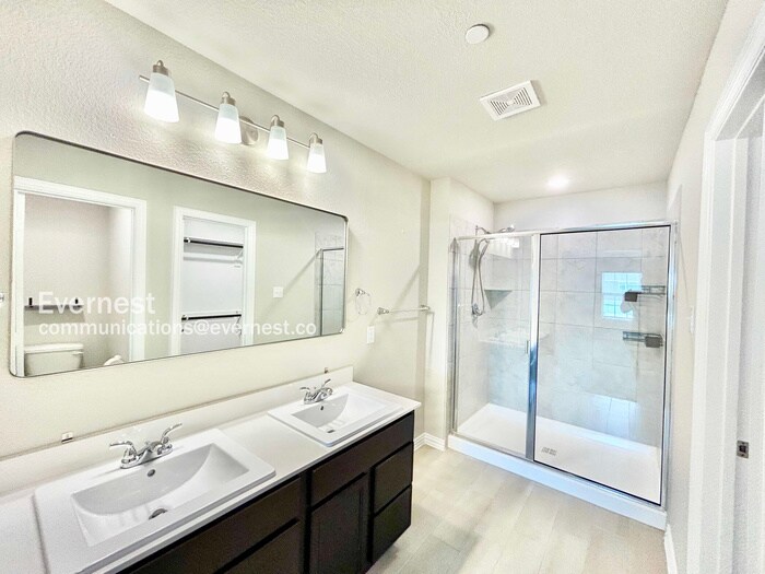 Building Photo - 3030 Willow Wood Ct