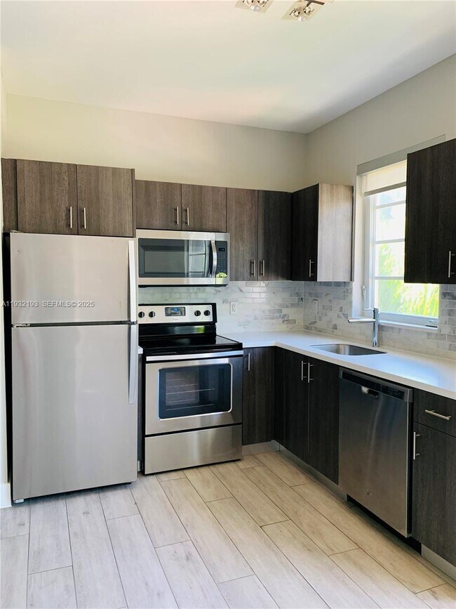 Building Photo - 1100 10th St