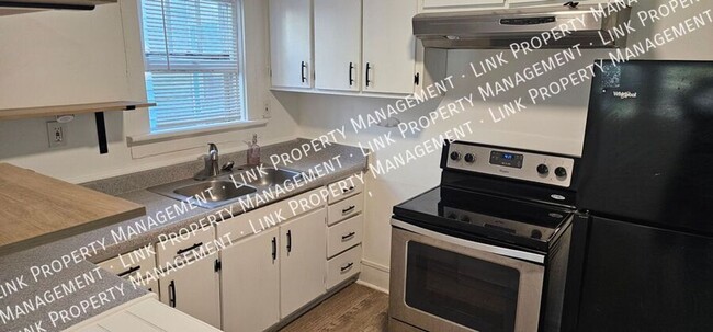 Building Photo - $1395 Quaint 2 bedroom with Washer/Dryer, ...