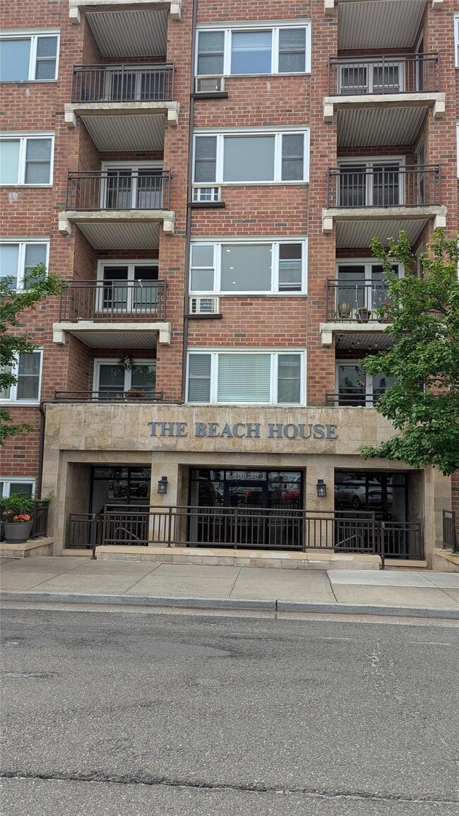 Building Photo - 740 E Broadway