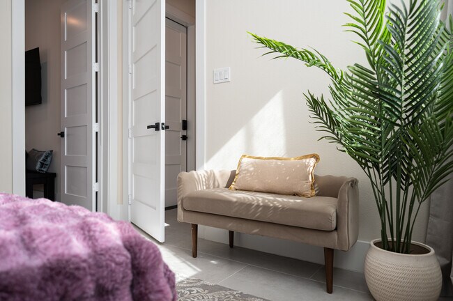 Building Photo - 913 Thompson St