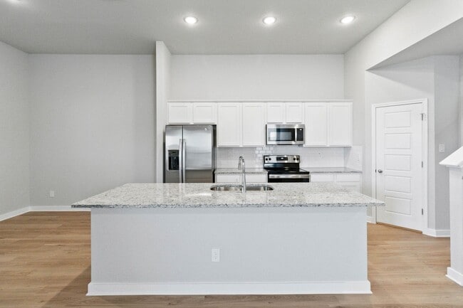 Building Photo - Want luxury living in the Far West ...Look...