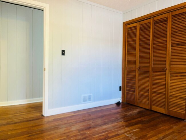 Building Photo - Beautiful 2 bedroom 1.5 bathroom apartment in Downtown Hogansville! Must see!