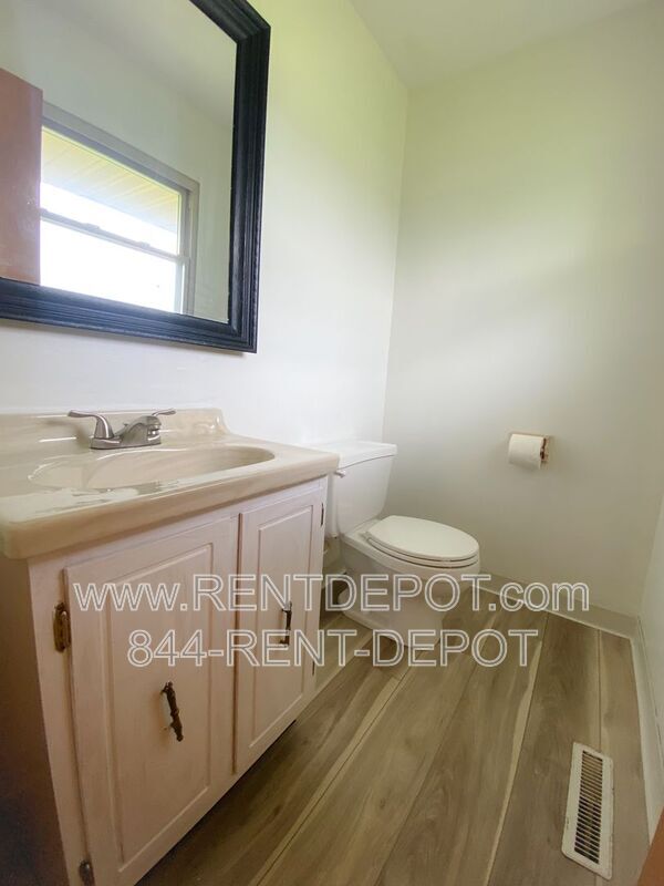 Building Photo - 3701 Sweetser Ave