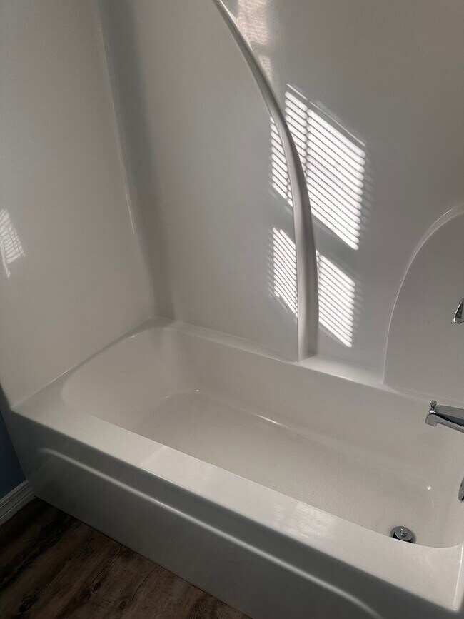 Building Photo - Beautiful 3 Bedroom/ 2 Bath Home