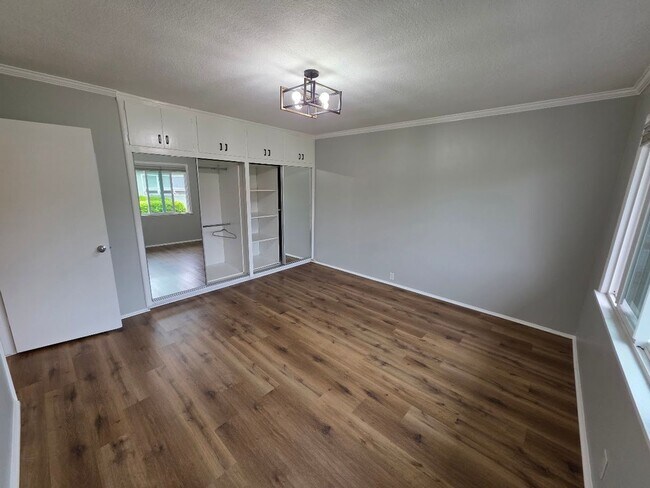 Building Photo - UPPER 1BD/1BA CONDO WITH GARAGE AND COMMON...
