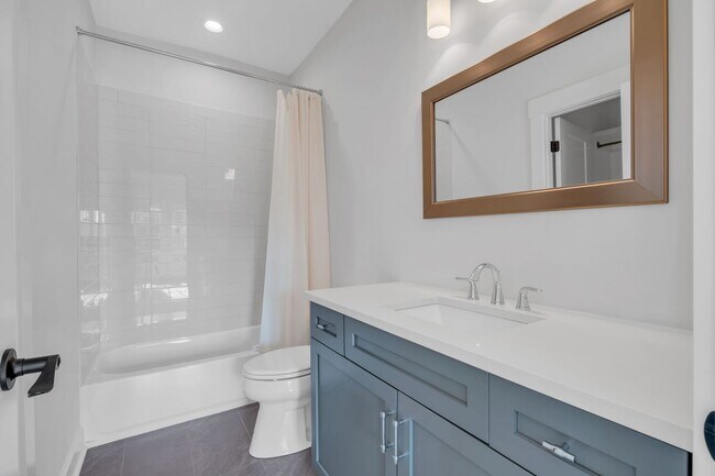 Building Photo - Stunning 5BE/4.5BA in the heart of Green H...