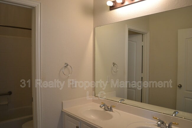 Building Photo - 5404 Briarwood Dr