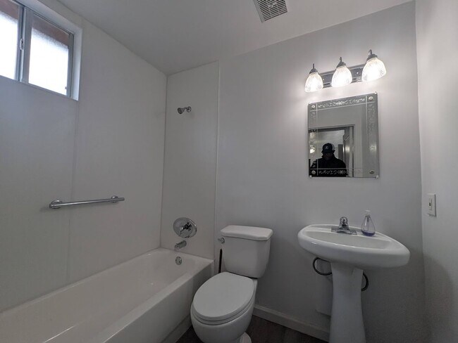 Building Photo - 1412 Leafdale Ave