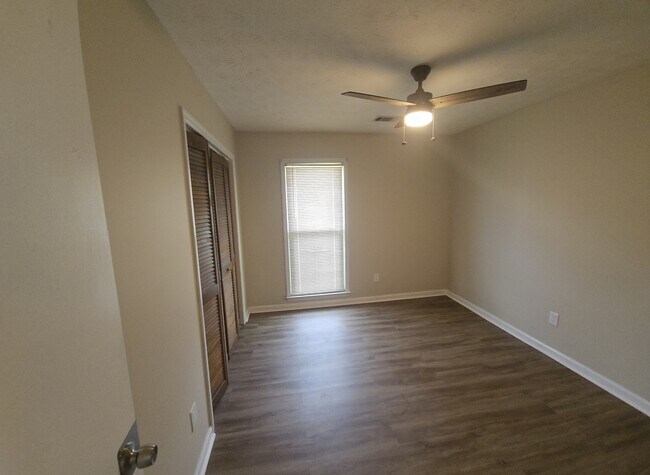 Building Photo - 5727 Lexington Dr