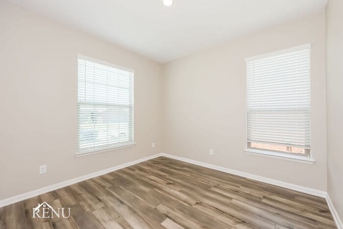Building Photo - 2028 Hialeah Dr