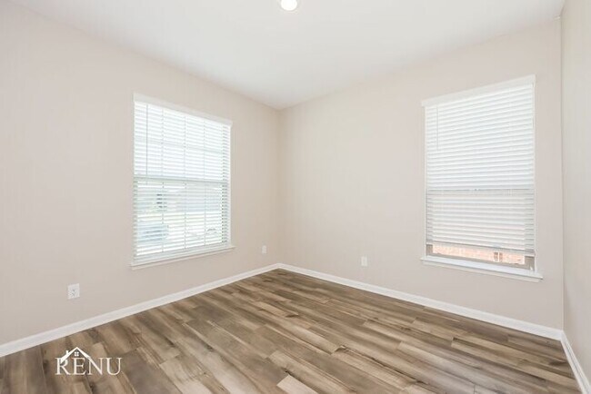 Building Photo - 2028 Hialeah Dr