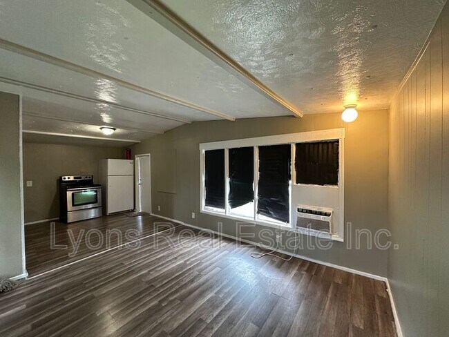 Building Photo - 8086 Heck Dr