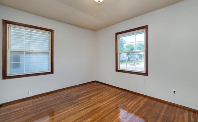 Building Photo - Section 8 Welcome !  Spacious 3 Br / 1 BA Home For Rent !