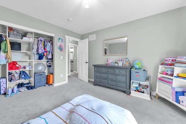 Building Photo - 1945 Woodcrest Rd