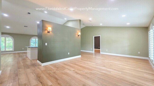 Building Photo - IMPRESSIVE 3 BEDROOM/2 BATH SARASOTA HOME! SUPER LOCATION! PET FRIENDLY!
