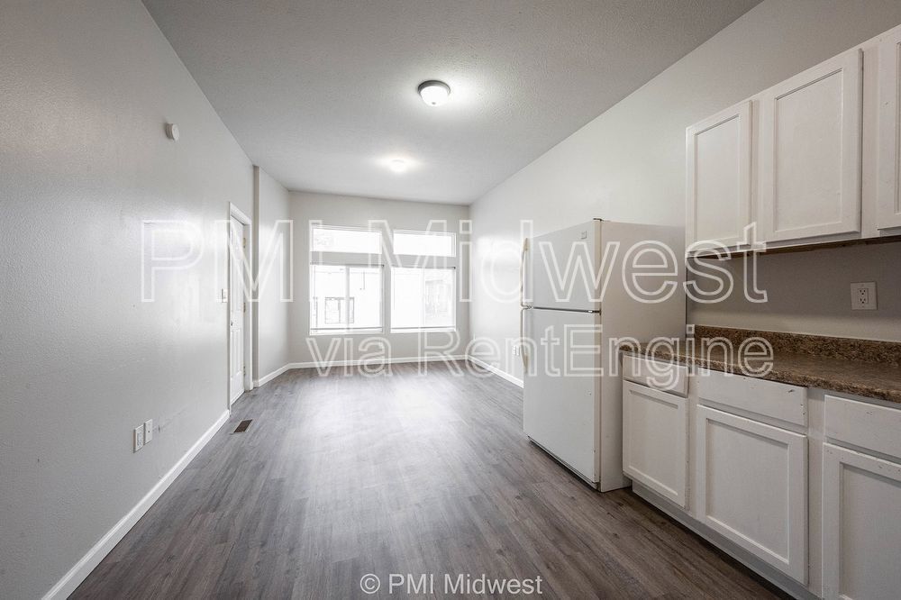 Building Photo - 3014 W 10th St