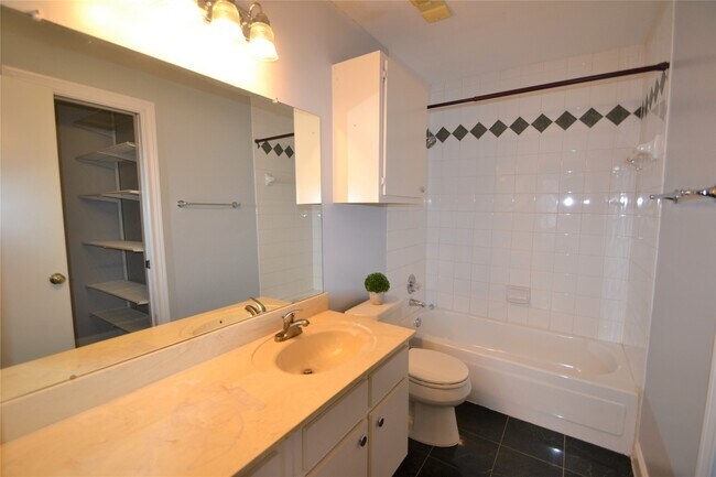 Building Photo - 2626 North Blvd