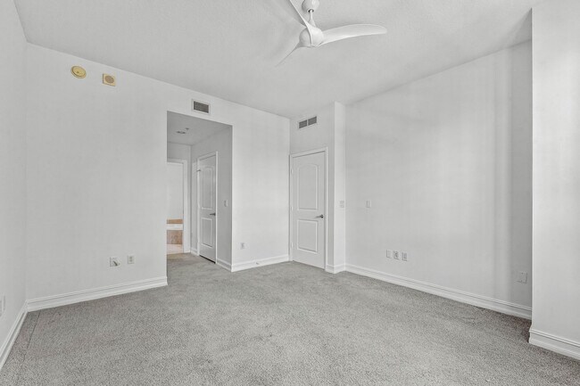 Building Photo - 701 S Olive Ave