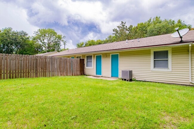 Building Photo - 2 bed Duplex Unit in NE Pensacola off N Davis Highway