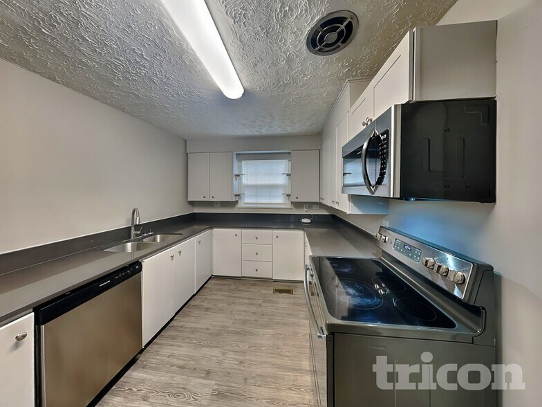 Building Photo - 1122 Paramount Cir