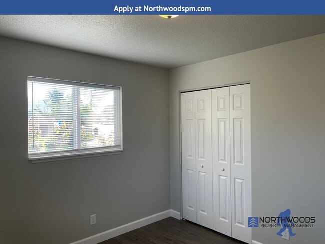 Building Photo - Very Nice-Recently Remodeled 2 Bedroom 1 B...