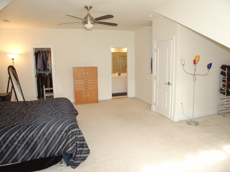 Building Photo - 5053 Donovan Dr