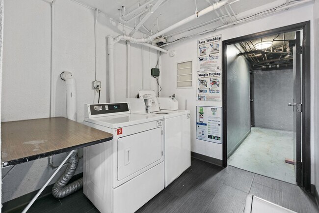 Building Photo - Newly Remodeled 2 Bed, 2 Bath Apartment in Valley Village!