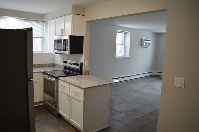 Building Photo - Large Renovated 1 Bedroom