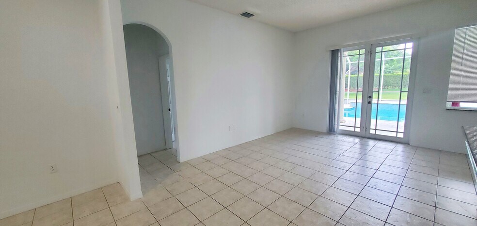 Building Photo - 420 SE 23rd Ln