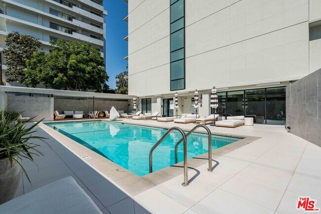 Building Photo - 818 N Doheny Dr