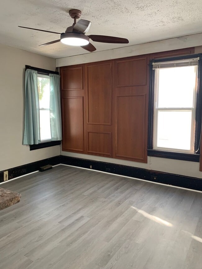 Building Photo - Spacious single family home with 3 beds/2 ...