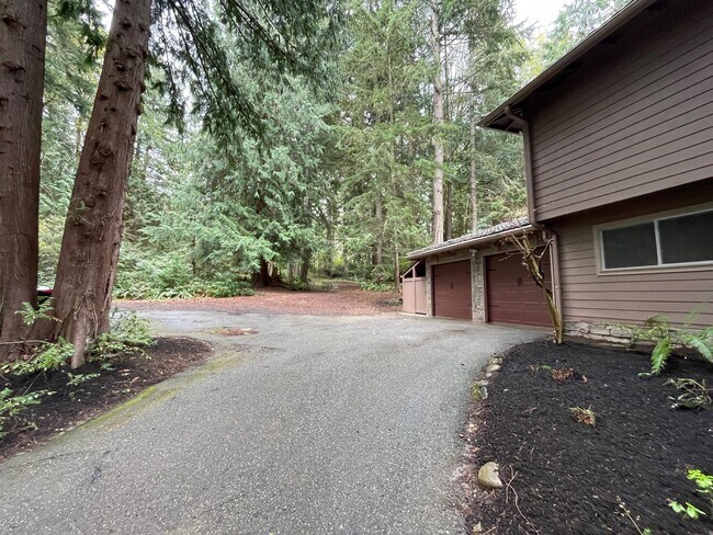 Building Photo - 10800 Lathrop Ln NW