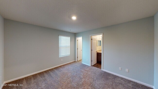 Building Photo - Inviting Townhouse